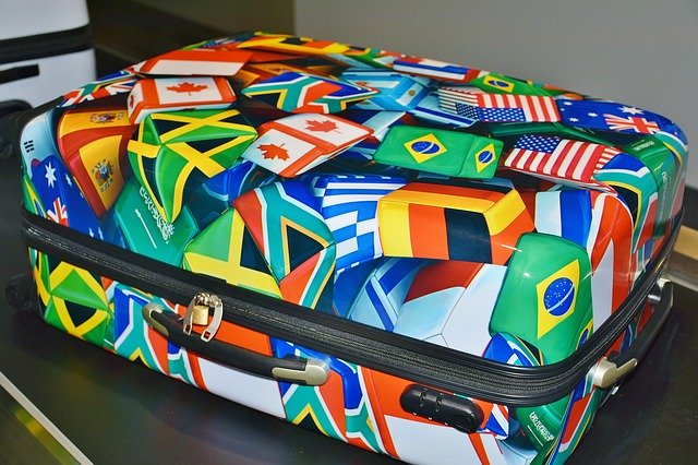 Яркий чемодан для багажа