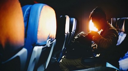 Мужчина с рюкзаком в салоне самолета