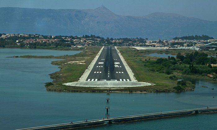 аэропорт корфу код иата. Final approach into Corfu Airport. аэропорт корфу код иата фото. аэропорт корфу код иата-Final approach into Corfu Airport. картинка аэропорт корфу код иата. картинка Final approach into Corfu Airport. Международный аэропорт Корфу находится в 3 км к югу от центра Керкиры – столицы острова Корфу. Построен в 1937 году, но более 10 лет был только военным. В 1949 году был совершен первый пассажирский рейс в Афины авиакомпанией TAE Greek National Airlines. В 1962 году построен первый пассажирский терминал, а в 1972 г. – второй. Аэропорт Корфу носит имя Иоаннис Каподистрия, назван в честь известного греческого государственного деятеля.